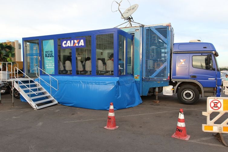 Caminhão da Caixa estacionado em frente ao shopping Conjunto Nacional faz negociação de dívidas com até 90% de desconto