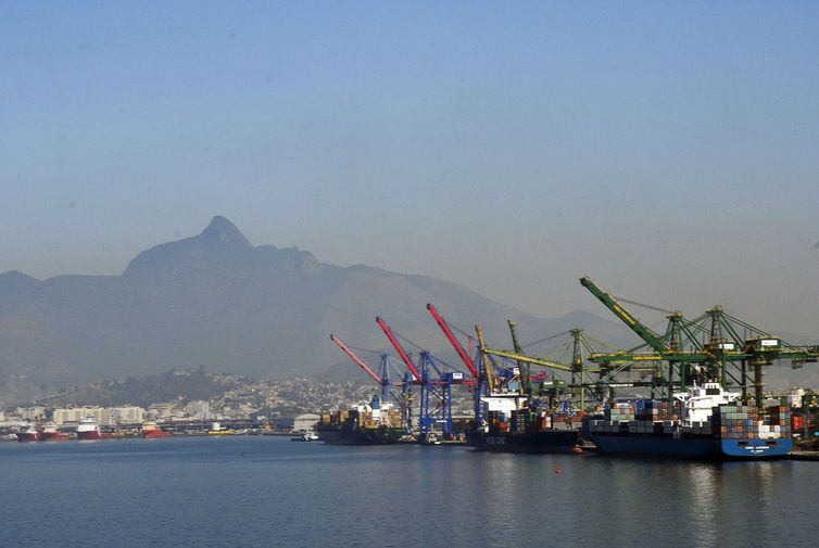 Atracação de navios no Caís do Porto do Rio de Janeiro, guindaste, container.