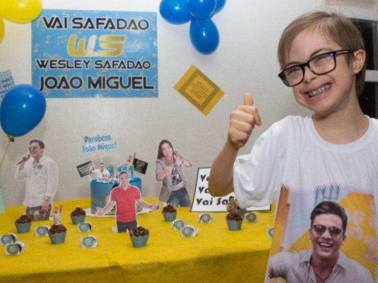 Fã de 11 anos com síndrome de down ganha festa com tema 'Safadão' e conhece ídolo - 2