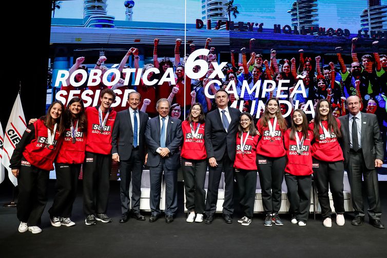 Presidente da República, Jair Bolsonaro, cumprimenta a equipe de robótica do SesiI Birigui, campeã mundial no Uruguai.