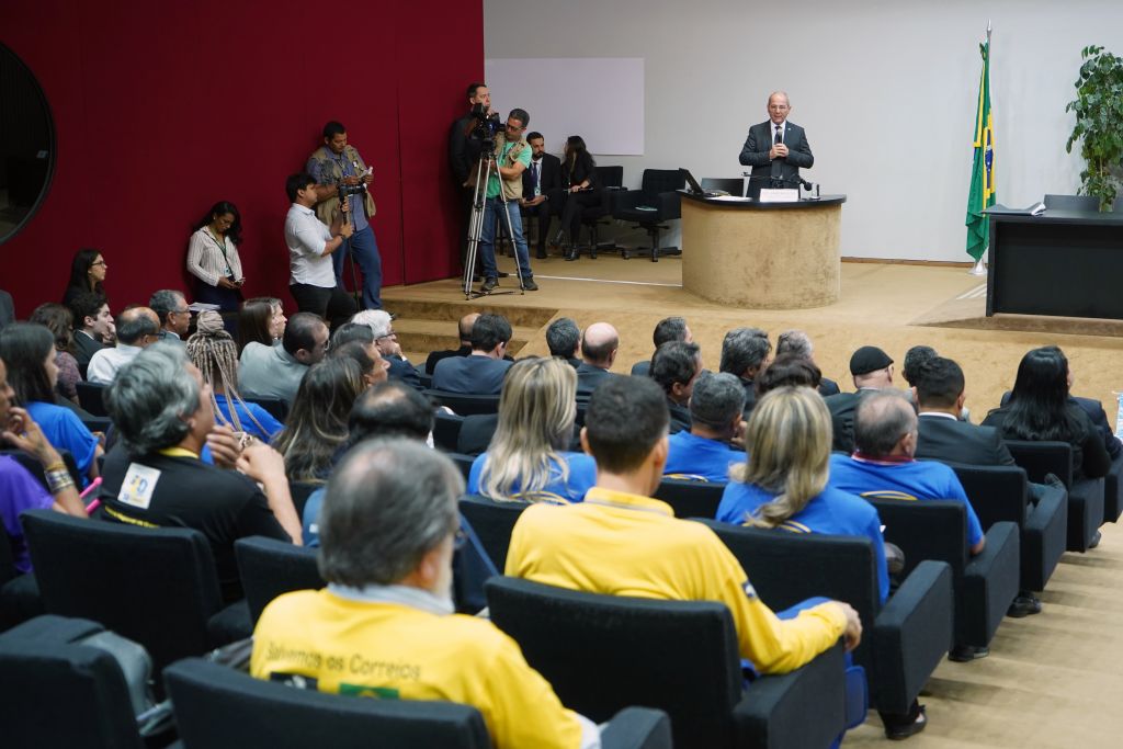 Para presidente dos Correios, brasileiros vão pagar a conta da privatização - 2