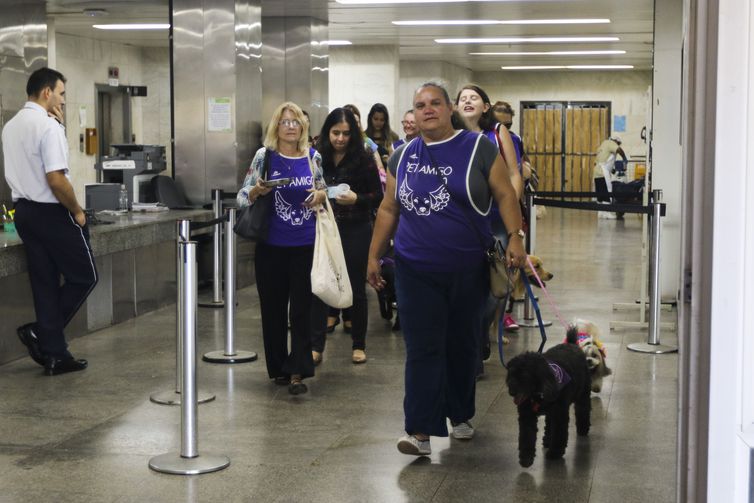 Hospital recebe a visita de integrantes do projeto Pet Amigo