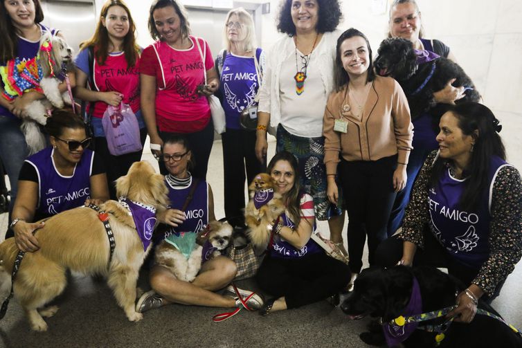 Hospital recebe a visita de integrantes do projeto Pet Amigo