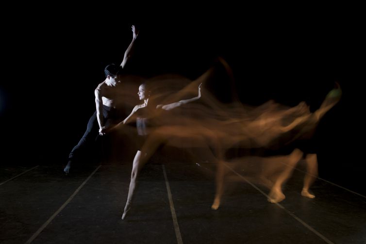 Os bailarinos Cícero Gomes e Márcia Jaqueline no espetáculo Carmina Burana, no Theatro Municipal do Rio de Janeiro