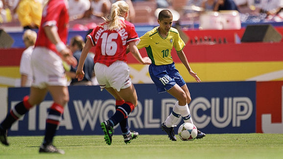 Sissi dribbles the ball