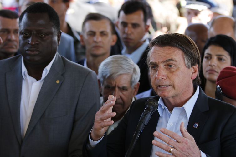 O presidente da República, Jair Bolsonaro, participa da cerimônia de brevetação, formatura de novos paraquedistas, no 26º Batalhão de Infantaria Paraquedista, na Vila Militar. 