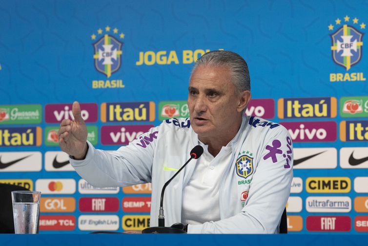 Técnico Tite concede entrevista coletiva