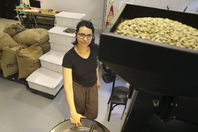 Nathália Rodrigues é mestre de torras em uma microempresa de torrefação de cafés especiais em Brasília. 