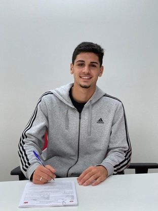 João Lucas, de 17 anos, recusa ofertas do exterior e renova contrato com o Internacional - 2