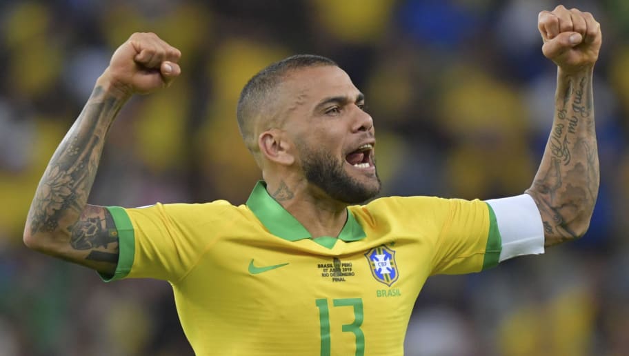 Livre no mercado, Daniel Alves viaja à Europa para analisar propostas recebidas - 1