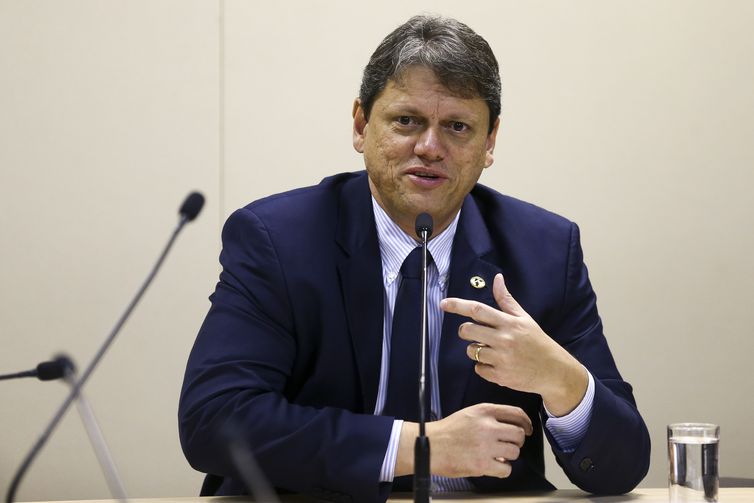 O ministro da Infraestrutura, Tarcísio Gomes de Freitas, durante cerimônia para assinatura de portarias que vão alterar as áreas de poligonais de 16 portos organizados do Brasil.