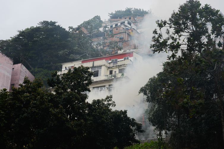 Rio de Janeiro - Operação policial após ataques às bases das Unidades de Polícia Pacificadora (UPP) nas comunidades do Cantagalo e Pavão-Pavãozinho, em Copacabana. (Fernando Frazão/Agência Brasil)