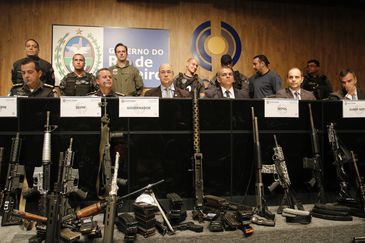 O governador do Rio de Janeiro, Wilson Witzel, apresenta fuzis e munição apreendidos em paiol do tráfico de drogas, resultado de operação conjunta das polícias Civil e Militar no Complexo da Maré.