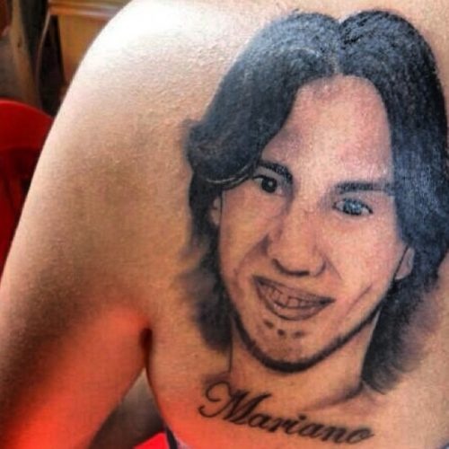Veja fãs que tentaram homenagear famosos com tatuagens mas acabaram virando piada - 5