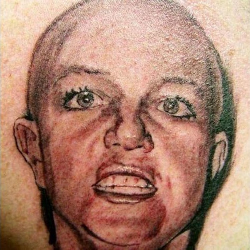 Veja fãs que tentaram homenagear famosos com tatuagens mas acabaram virando piada - 8