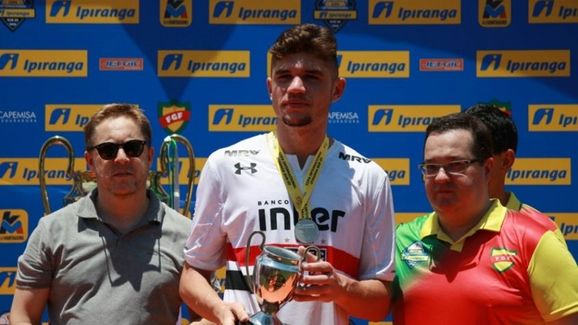 Benfica faz proposta de R$ 32 milhões para anunciar contratação de zagueiro do São Paulo - 2