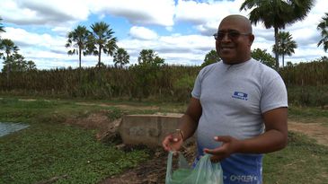  beira da lagoa com sacola de recicláveis na mão é o Neto, da Defesa Civil de Inhuma, no Piau