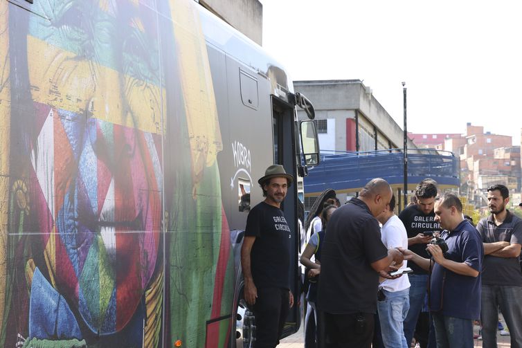 O CEU Paraisópolis recebe a exposição itinerante do artista plástico Eduardo Kobra, que transformou um ônibus numa galeria de arte, para percorrer os bairros periféricos de São Paulo.