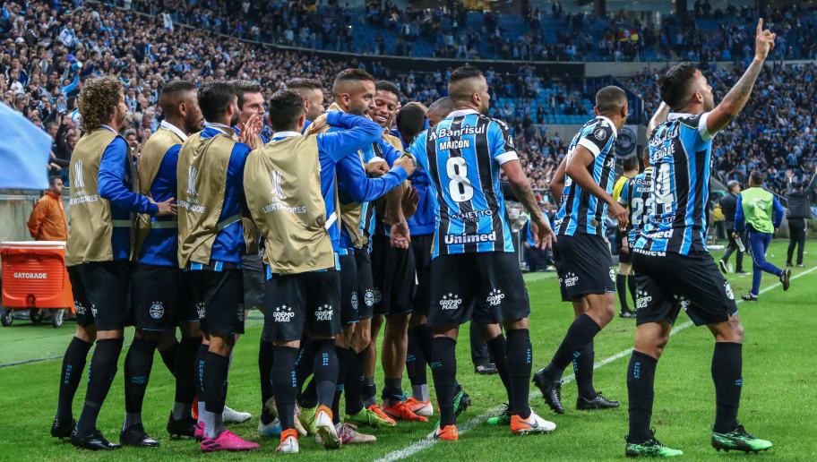 Grêmio domina ações, bate Furacão e abre boa vantagem na Copa do Brasil - 1