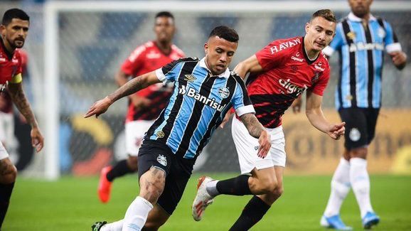 Grêmio domina ações, bate Furacão e abre boa vantagem na Copa do Brasil - 2