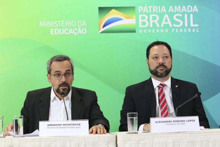 O ministro da Educação, Abraham Weintraub, e o presidente do Instituto Nacional de Estudos e Pesquisas Educacionais Anísio Teixeira (Inep), Alexandre Lopes, fazem balanço sobre o Exame Nacional para Certificação de Competências de Jovens e