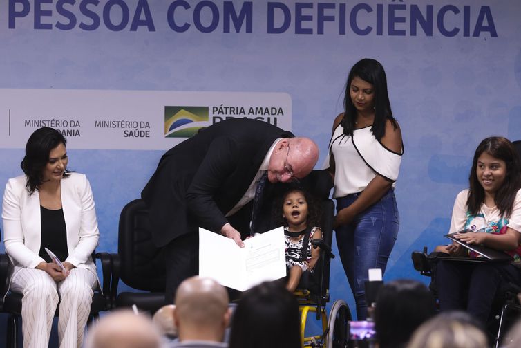 A primeira-dama Michelle Bolsonaro e o ministro da Cidadania, Osmar Terra, participam da cerimônia de entrega de cadeiras de rodas da Rede de Cuidados à Pessoa com Deficiência, no hospital da criança em Brasília