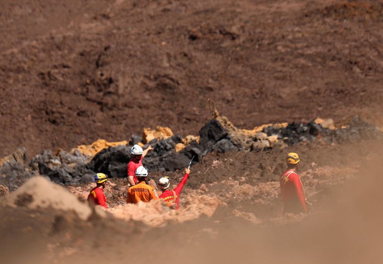 Equipes de resgate durante buscas por vítimas em Brumadinho, onde uma barragem da mineradora Vale se rompeu.