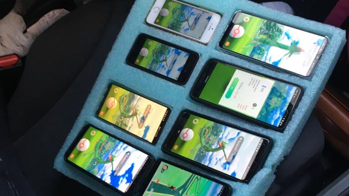 Rapaz é pego jogando Pokémon Go em 8 smartphones ao mesmo tempo em seu carro - 1