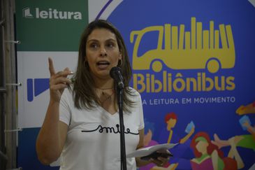 Rio de Janeiro - A representante do conselho da Associação Brasileira das Empresas de Transporte Terrestre de Passageiros (ABRATI), Letícia Pineschi Kitagawa fala durante lançamento da Bibliônibus no Terminal Rodoviário do Rio. (Foto: Tomaz