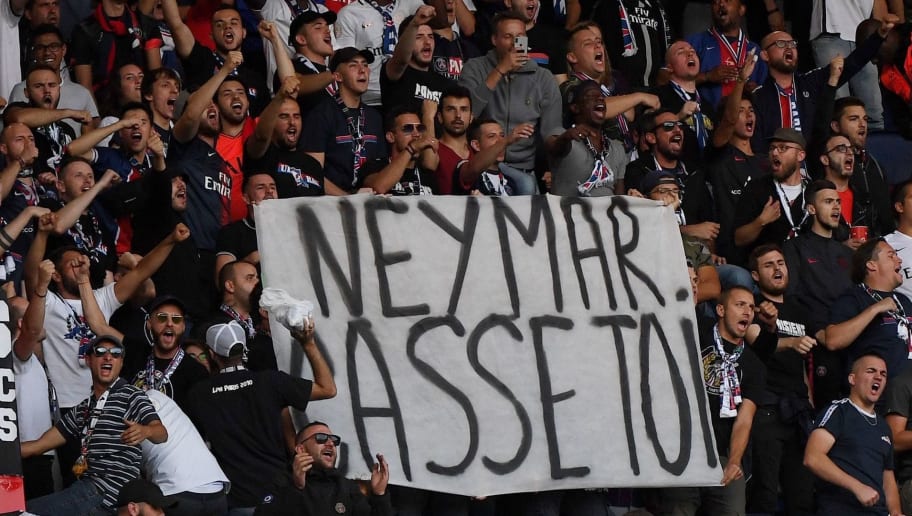 Torcida do PSG protesta contra Neymar em jogo do Campeonato Francês - 1