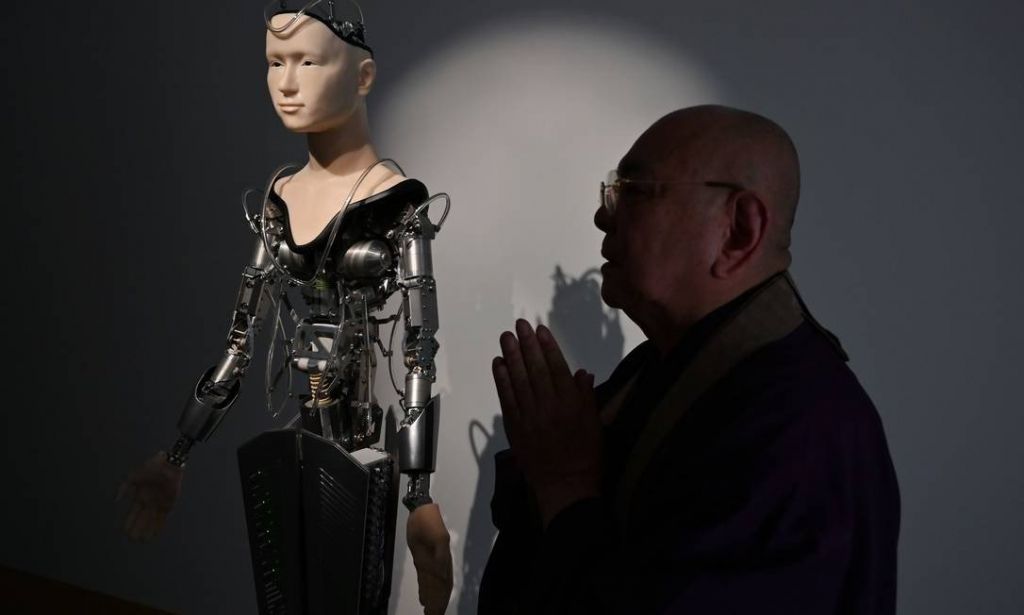 Tradição e tecnologia: Templo budista usa monge robótico para falar com jovens - 2