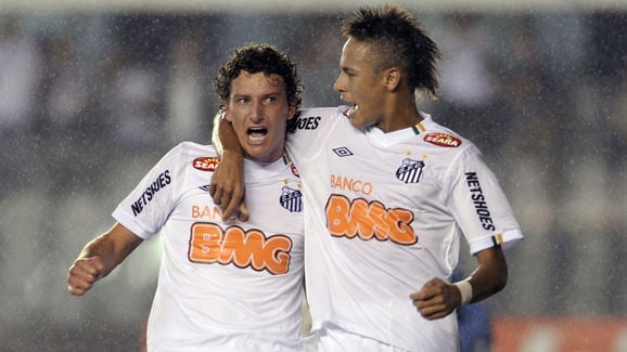 Elano (L), of Brazil