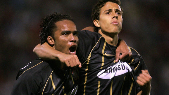 Nilmar (D) y Carlos Alberto (I) del Cor