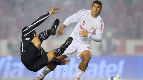 Ronaldo (L) of Corinthians football team