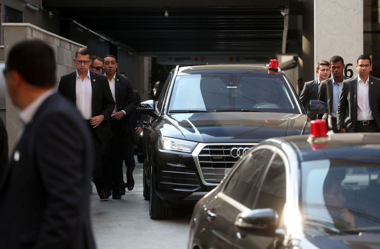 Comboio de veículos transportando o presidente do Brasil, Jair Bolsonaro, deixa o Hospital Vila Nova Star em São Paulo