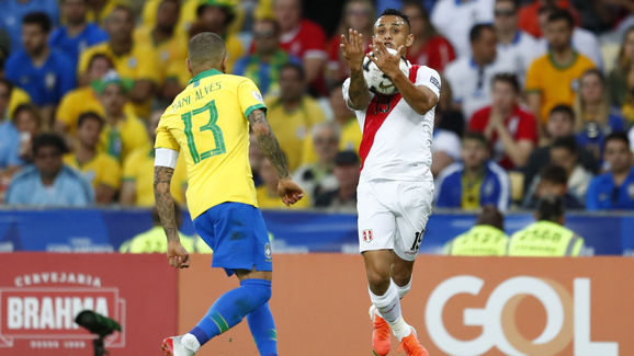 Yoshimar Yotun,Dani Alves