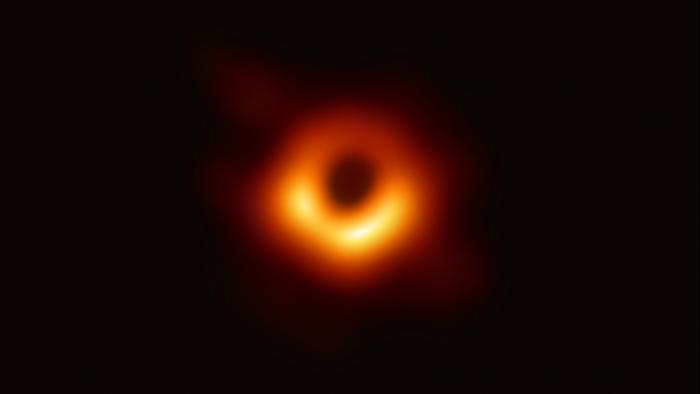 Cientistas levam US$ 3 milhões em prêmio pela primeira imagem de um buraco negro - 1