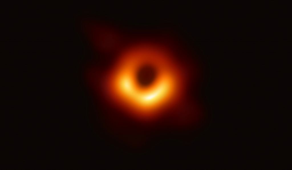Cientistas levam US$ 3 milhões em prêmio pela primeira imagem de um buraco negro - 2