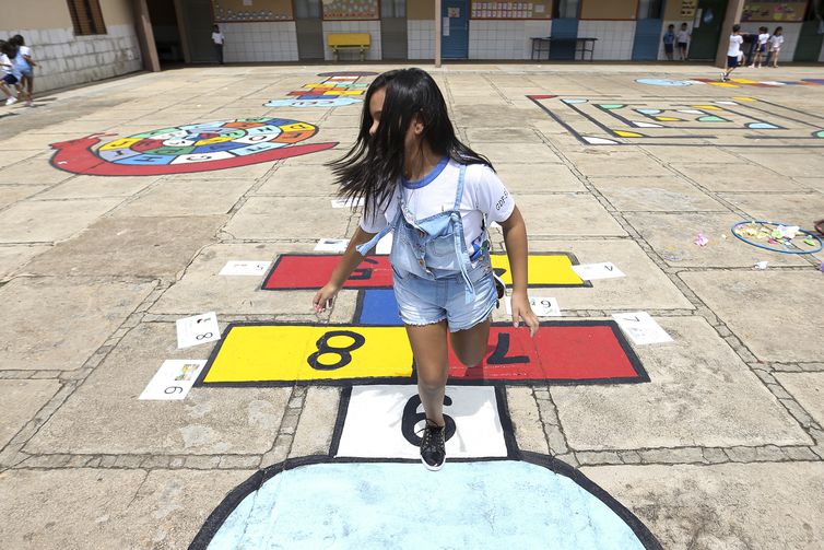 Brasília - Alunos da Escola Classe 29 de Taguatinga participam de atividades do projeto Adasa na Escola, que ensina crianças a ajudar na preservação da água (Marcelo Camargo/Agência Brasil)