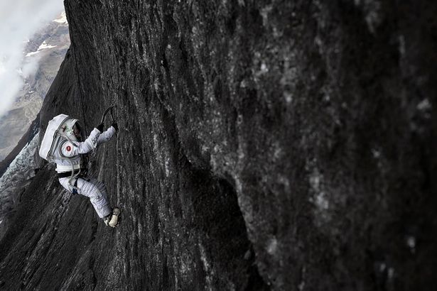 Equipe vai a vulcão e escala geleira em traje espacial simulando missão em Marte - 3