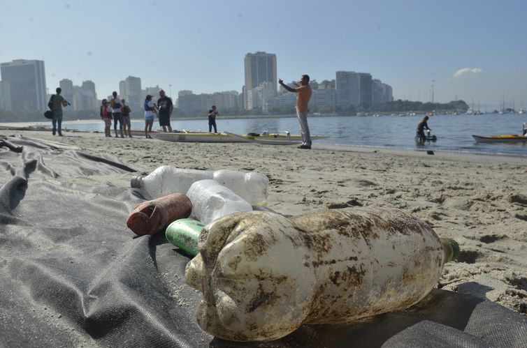 Atletas e ambientalistas protestam na praia de Botafogo contra poluição da Baía de Guanabara, local das provas de vela nos Jogos Olímpicos de 2016 (Fernando Frazão/Agência Brasil)