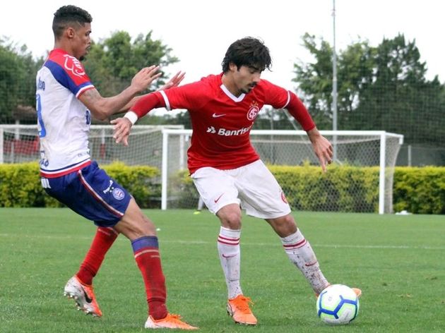 Jogador do Inter curte publicação de torcida do Grêmio e provoca fúria de colorados na web - 2