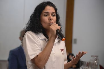 A pesquisadora Luciana Carvalho fala durante apresentação de peças resgatadas dos escombros do Museu Nacional e pertencentes a coleção egípcia da instituição em evento no Observatório Nacional, em São Cristóvão, na zona norte do Rio. 