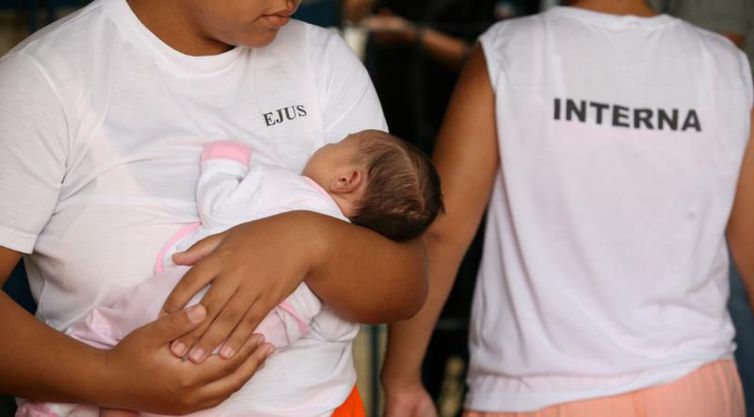 Presa com bebê na Penitenciária Feminina do DF (Colmeia)