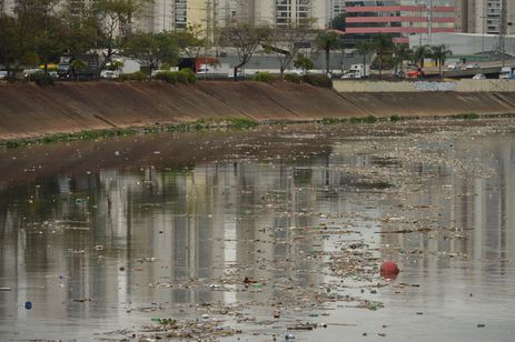 Acúmulo de lixo no rio Tietê, após chuva durante a manhã.