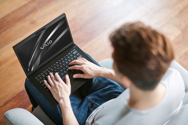 Um dos diferenciais do VAIO SE14 é a bateria de longa duração, permitindo o equipamento ficar até 13 horas longe da tomada em um dia de trabalho em movimento