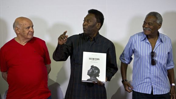 FBL-BRAZIL-PELE-BOOK