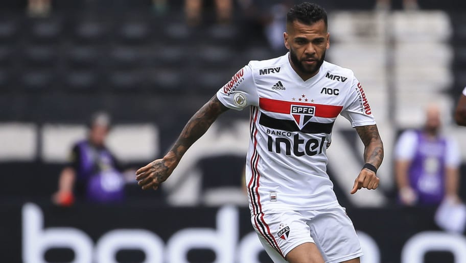 Após voltar da Seleção, Daniel Alves vira dúvida e será avaliado pelo DM do São Paulo; Diniz aguarda - 1