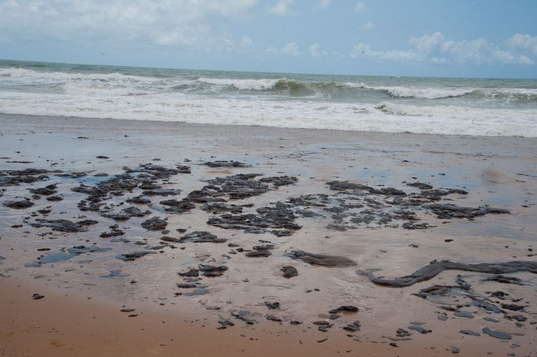 Mancha de óleo atinge o litoral do Sergipe