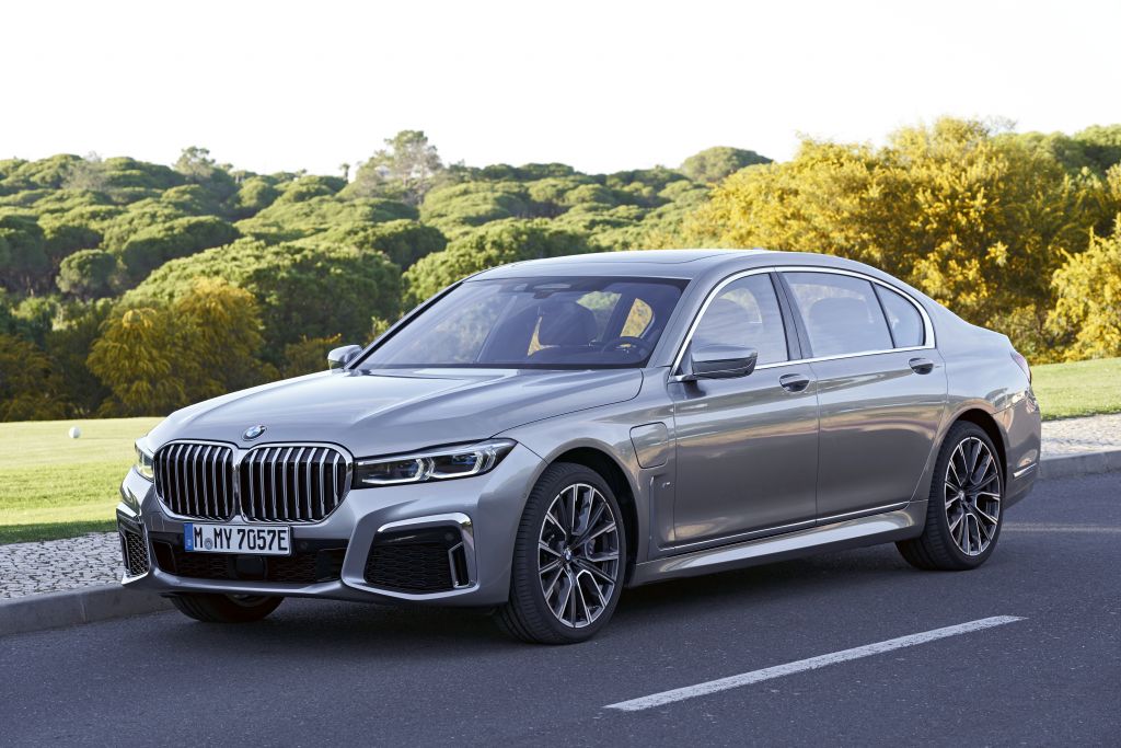 BMW Série 7 ganha versão com motor híbrido plug-in de 394cv - 2